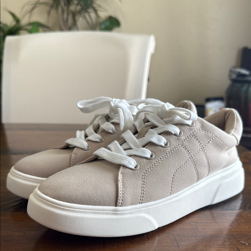 Mad Love Cream and White Casual Sneakers with Textured Finish